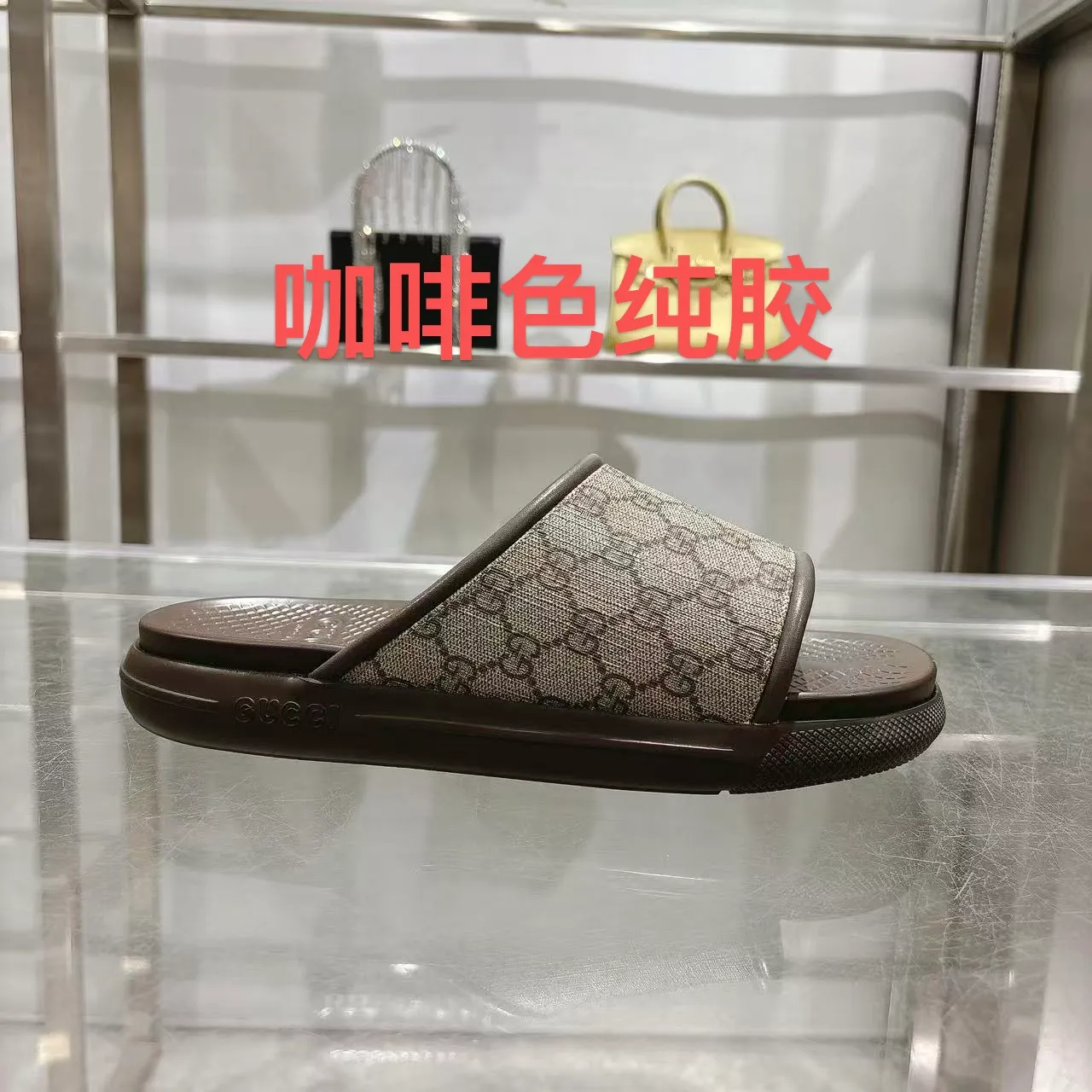 p400🐮🐮New summer men's slip-on slippers. Inspired by the summer spirit and beach clubs of the Italian coast, this piece is part of Gucci Lido. The Pre-Fall collection reinterprets the brand's signature elements and sophisticated patterns in a contemporary way. Made from black rubber, these flat sandals feature a slip-on design that reinterprets the brand's distinctive green and red web design. GG Classic Upper Men's Molded Rubber Footbed Gucci Logo Flat Made in Italy Size: Men's 40 to 47,